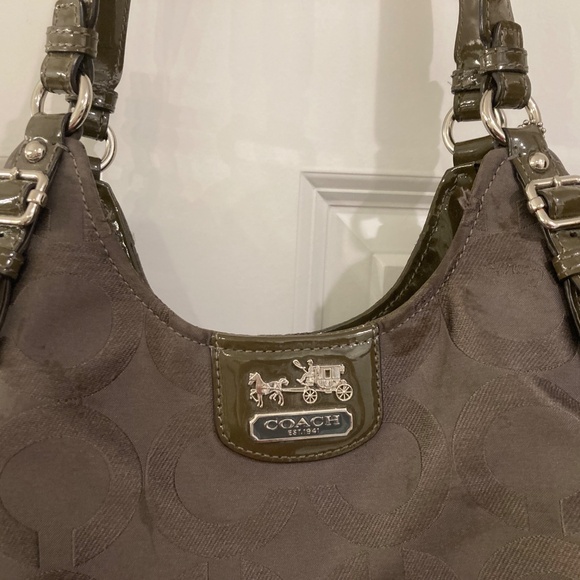 Coach Shoulder Bag w/ inner wallet - Great condition! - Picture 2 of 2